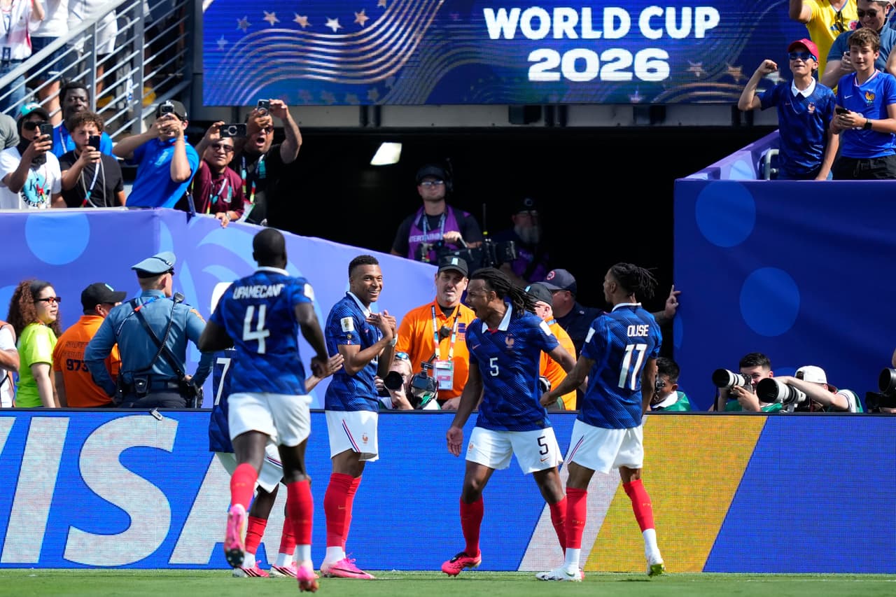 El francés Kylian Mbappé, en el centro, celebra tras marcar el primer gol durante el partido de fútbol del Grupo I de la Copa del Mundo entre Francia y Senegal en East Rutherford.