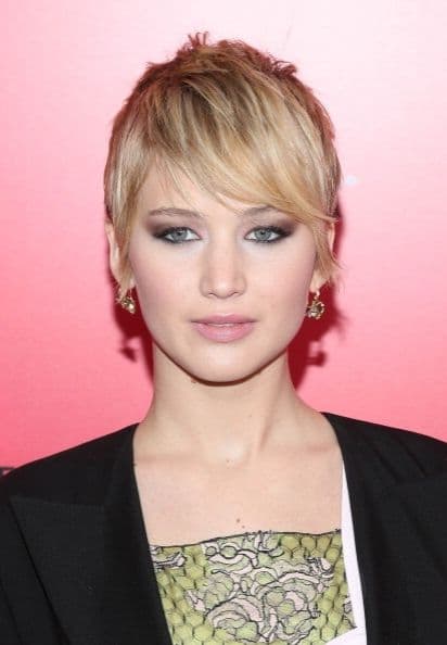 El ‘look’ natural será ‘must’ esta primavera, pero si gustas de un maquillaje un poco más cargado, las sombras brillantes e iluminadas en tonos neutros serán tu opción. ¡A Jennifer Lawrence le sienta muy bien este 'make up'!