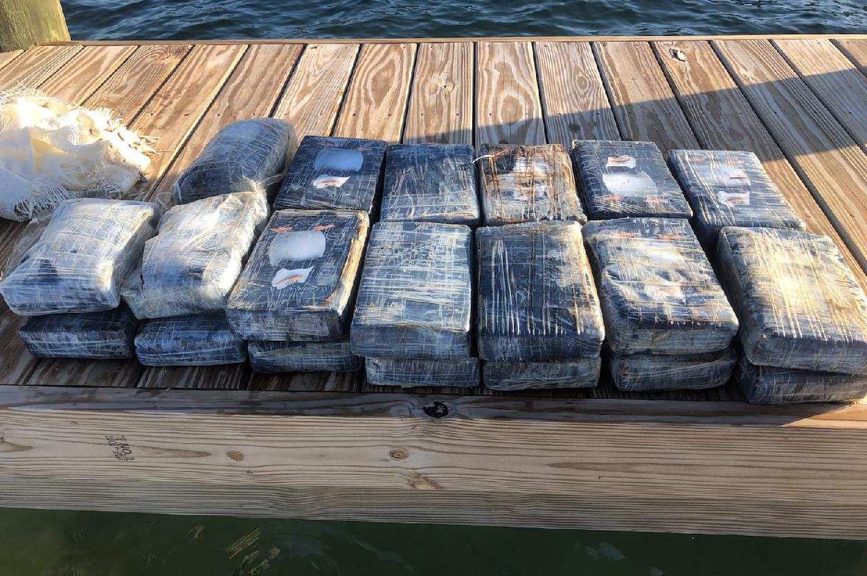 Pescador halla gran cargamento de cocaína en las costas del sur de Florida