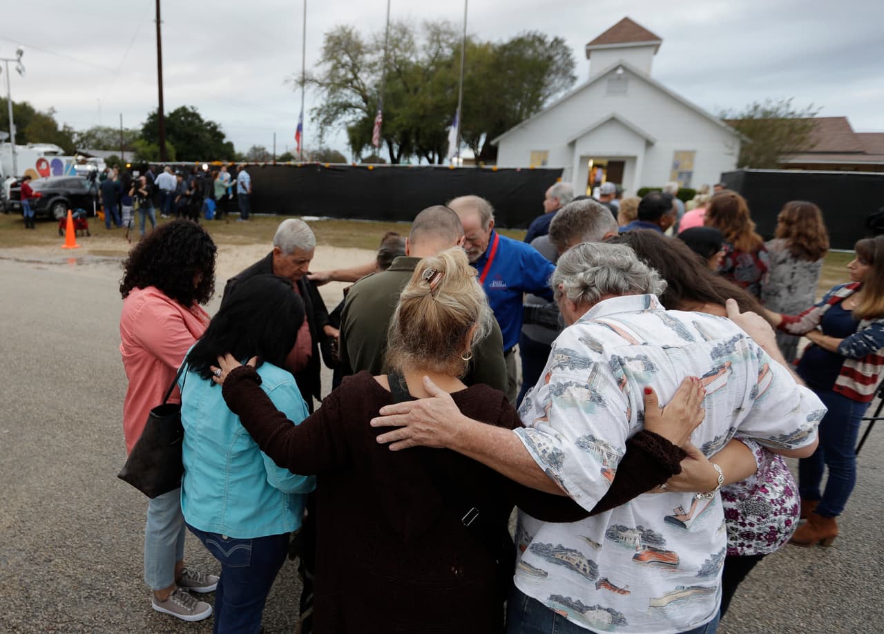 Aunque el día estaba lluvioso los miembros de la comunidad de Sutherland Springs esperaron por su turno para entrar a la iglesia.