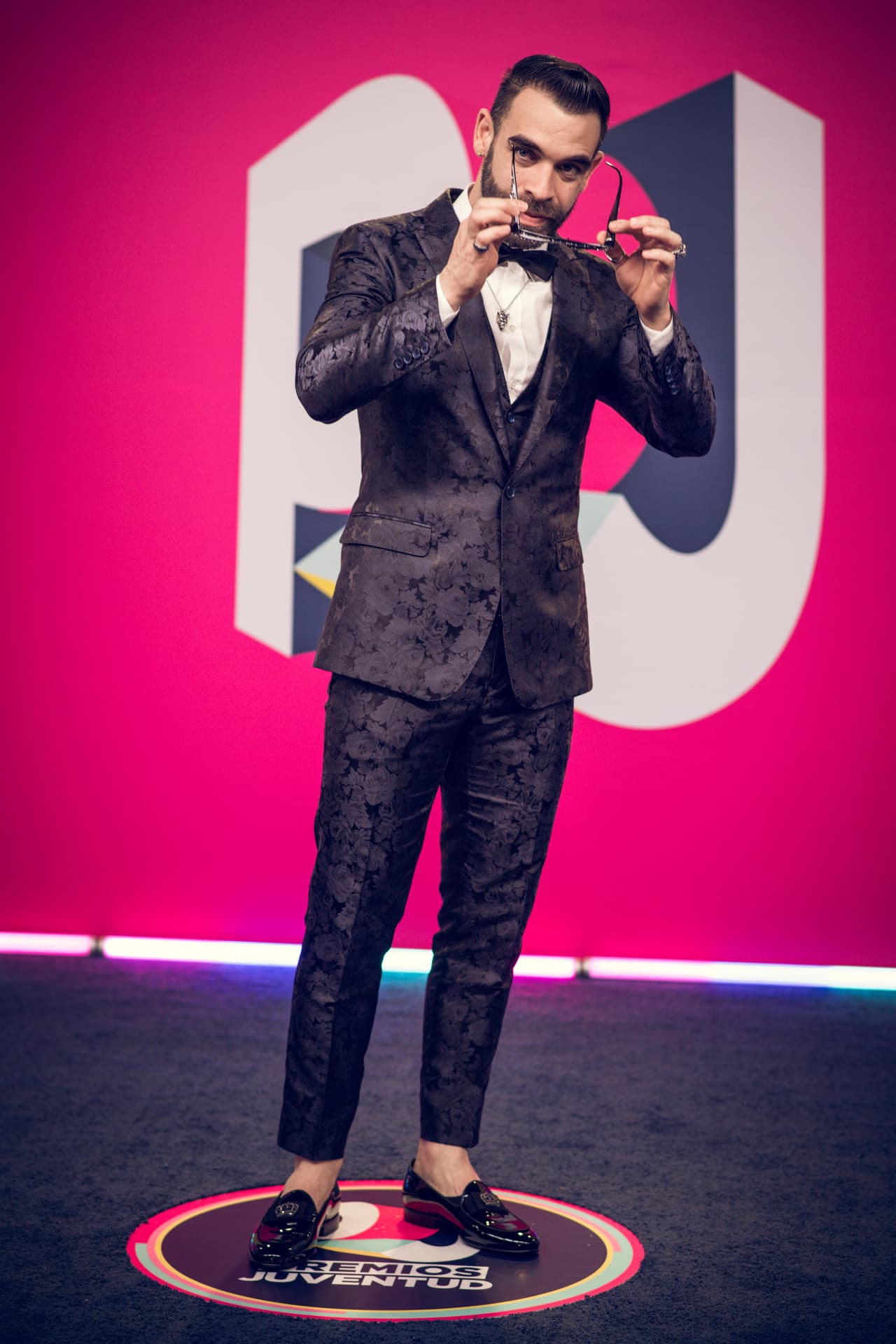 El cantante Wolfine vistió con un traje negro de Dolce & Gabbana.