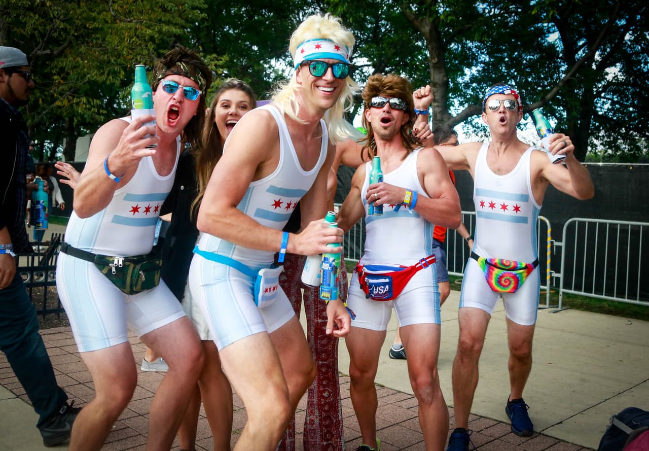 Desde disfraces de unicornios hasta atuendos muy veraniegos, pero eso sí muy buena vibra. Aquí una galería de fotos de la moda y el ambiente de Lollapalooza.