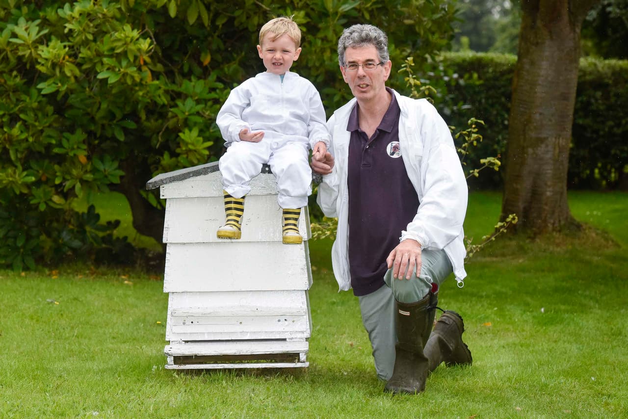 Ben también tiene un triciclo muy ‘a lo abeja’, con decorados de estos tonos.