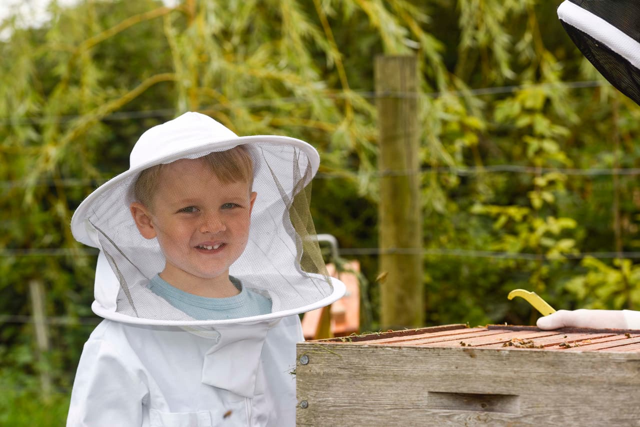 Benjamin Baker no tiene ningún miedo al estar cerca de estas criaturas.