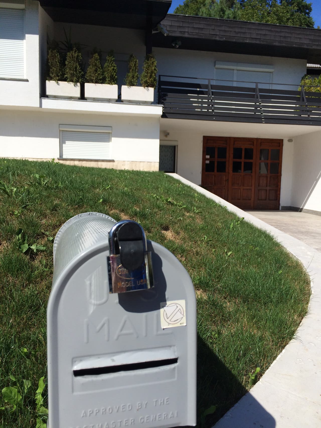 Viktor Knavs y Amalija Ulčnik, los padres de Melania, viven actualmente en Nueva York aunque conservan una casa en Sevnica, Eslovenia, la única con un buzón de correos de Estados Unidos.