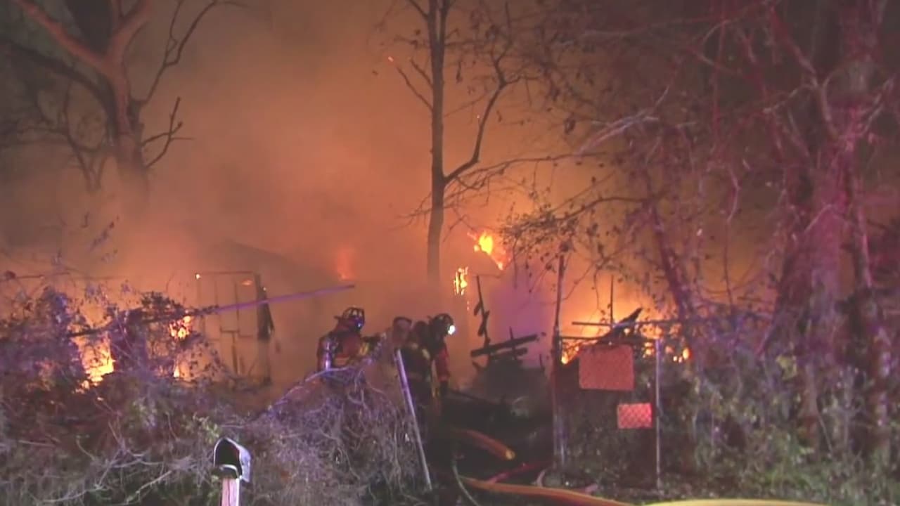 El 
<b><a href="https://www.univision.com/temas/incendios">incendio</a></b> fue reportado la madrugada de este miércoles en el noreste de la ciudad de 
<b><a href="https://www.univision.com/temas/houston">Houston</a></b> y se declaró una pérdida total de la casa afectada.