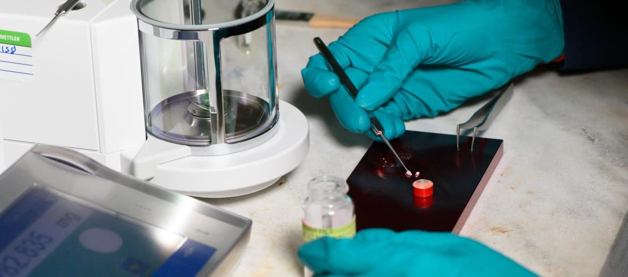 Para su consumo ilícito, el fentanilo se inyecta, inhala, fuma o se consume de forma oral en tabletas y píldoras. Por lo general, a los parches médicos que contienen fentanilo les suelen quitar el contenido en gel para luego inyectarlo o ingerirlo; en ocasiones, también son congelados, cortados en piezas pequeñas y colocados bajo la lengua.