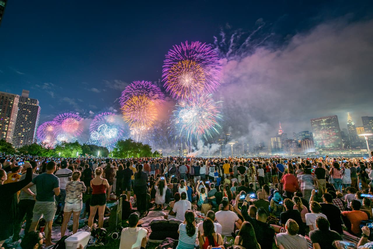 <b>En Nueva York está el show de fuegos artificiales más grande</b>
<br>
<br>Solo el espectáculo de fuegos artificiales de Macy's en Nueva York (en la fotografía en su edición de 2017) gasta alrededor de seis millones de dólares.
<br>
<br>Tres millones de personas ven el show desde la orilla del río Hudson y uno 4.7 millones vieron por televisión el ese espectáculo en 2020 (20% menos que en 2019).
<br>
<br>Unos 6,000 policías custodiaron este evento en 208, un récord histórico.