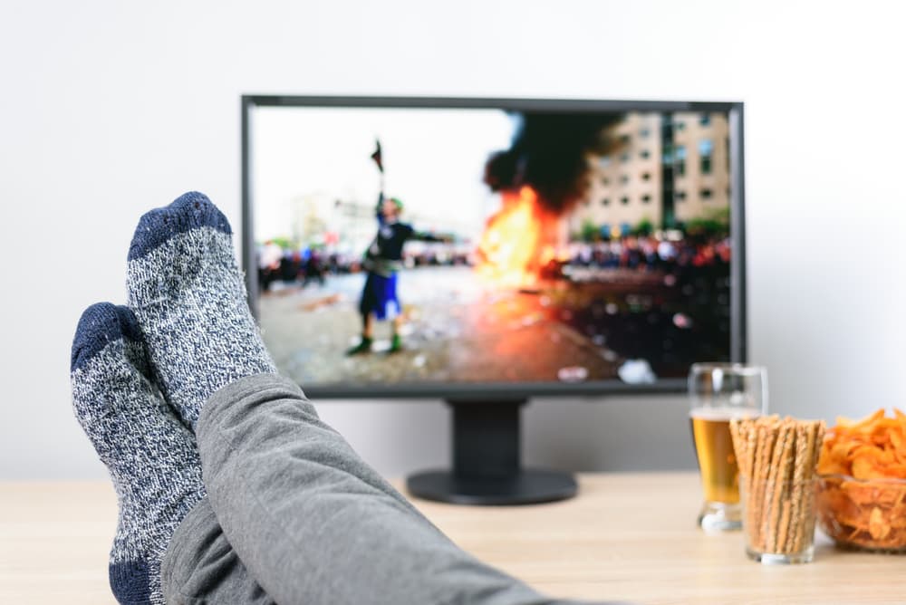 <b>Reduce la violencia. </b>Quieras o no, las noticias espantosas que ves en la tele o tu teléfono en nuestro día a día caótico también nos dejan mala vibra, sobre todo al final del día. Evítalas. Pon mejor una comedia romántica o hasta unas caricaturas.