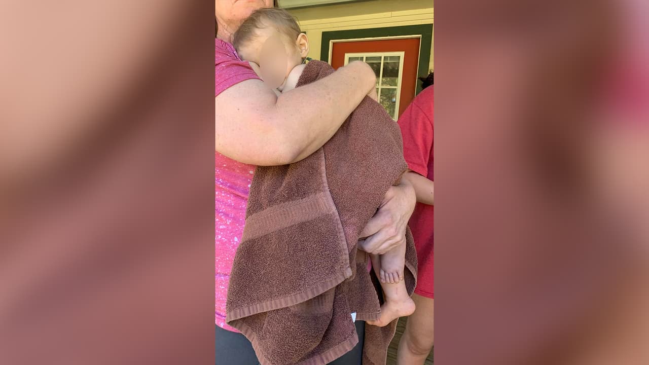 Al abrir la puerta el hombre se encontró con una bebé que estaba boca abajo viéndolo y al parecer estaba lastimada. "(La niña) estaba bastante magullada y, al parecer, tenía un fémur roto. Estoy alterada y molesta", se lee en el post de McClain.