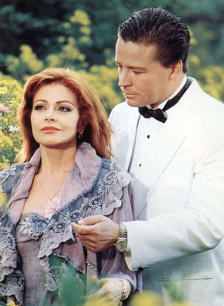 El primer papel protagónico de 
<b><a href="http://www.univision.com/temas/alfredo-adame">Alfredo</a></b> llegó en 1991, junto a María Sorté, esto en la telenovela 
<i>De frente al sol</i>.