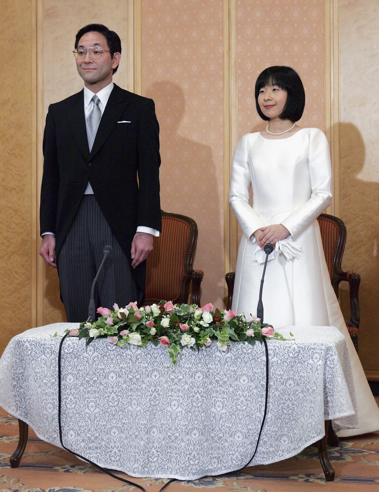 <b>2005 - Princess Nori of Japan and Yoshiki Kuroda</b>
<br>The only daughter of Emperor Akihito 
<a href="https://elpais.com/elpais/2005/11/15/actualidad/1132040929_850215.html">renounced the world’s oldest monarchy</a> to marry a civil servant. For her wedding, she wore a minimalist A-line gown with satin gloves and a pearl necklace.
