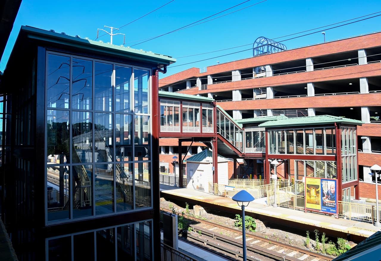 Huntington Station, la cuarta estación más concurrida del LIRR al este de Jamaica, tiene un nuevo ‘puente peatonal’, el cual hace que la estación luzca más moderna.