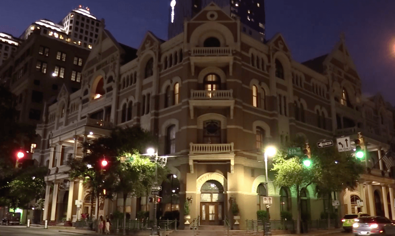 <b>El fantasma de una niña que pasea por el hotel: </b> También se dice que el espíritu de una niña se encuentra en el hotel. En 1887, Samantha Houston, de cuatro años, estaba persiguiendo una pelota cuando se cayó por las escaleras y murió.