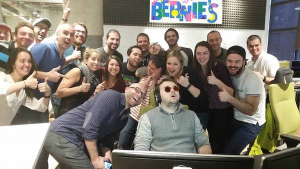 Este tipo cometió el error de dormirse en su segundo día de trabajo. Sus compañeros le tomaron una foto y el Internet se encargó del resto.