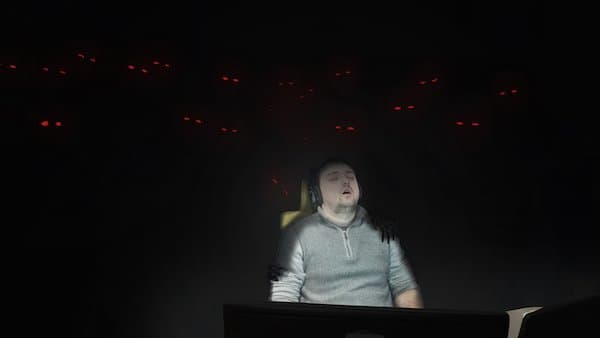 Este tipo cometió el error de dormirse en su segundo día de trabajo. Sus compañeros le tomaron una foto y el Internet se encargó del resto.