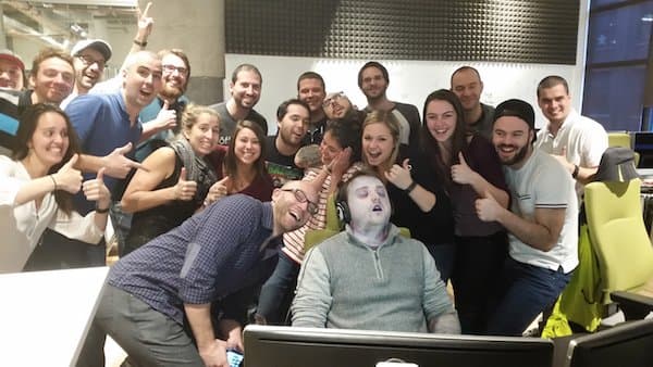 Este tipo cometió el error de dormirse en su segundo día de trabajo. Sus compañeros le tomaron una foto y el Internet se encargó del resto.