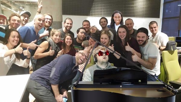 Este tipo cometió el error de dormirse en su segundo día de trabajo. Sus compañeros le tomaron una foto y el Internet se encargó del resto.