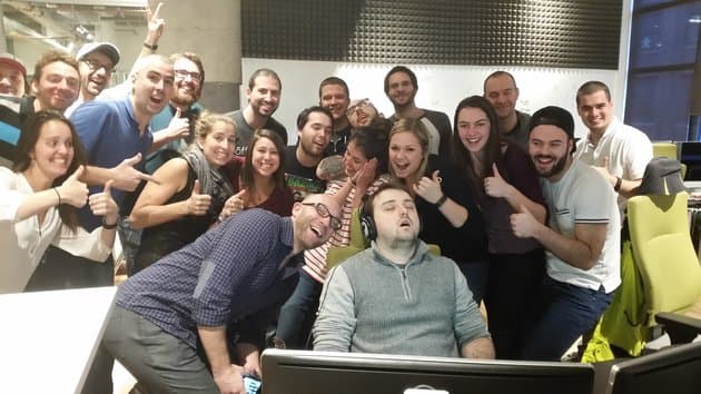 Tipo se duerme en el trabajo, el Internet lo destruye