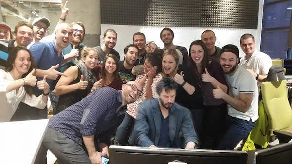 Este tipo cometió el error de dormirse en su segundo día de trabajo. Sus compañeros le tomaron una foto y el Internet se encargó del resto.