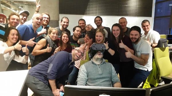 Este tipo cometió el error de dormirse en su segundo día de trabajo. Sus compañeros le tomaron una foto y el Internet se encargó del resto.