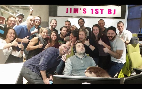 Este tipo cometió el error de dormirse en su segundo día de trabajo. Sus compañeros le tomaron una foto y el Internet se encargó del resto.