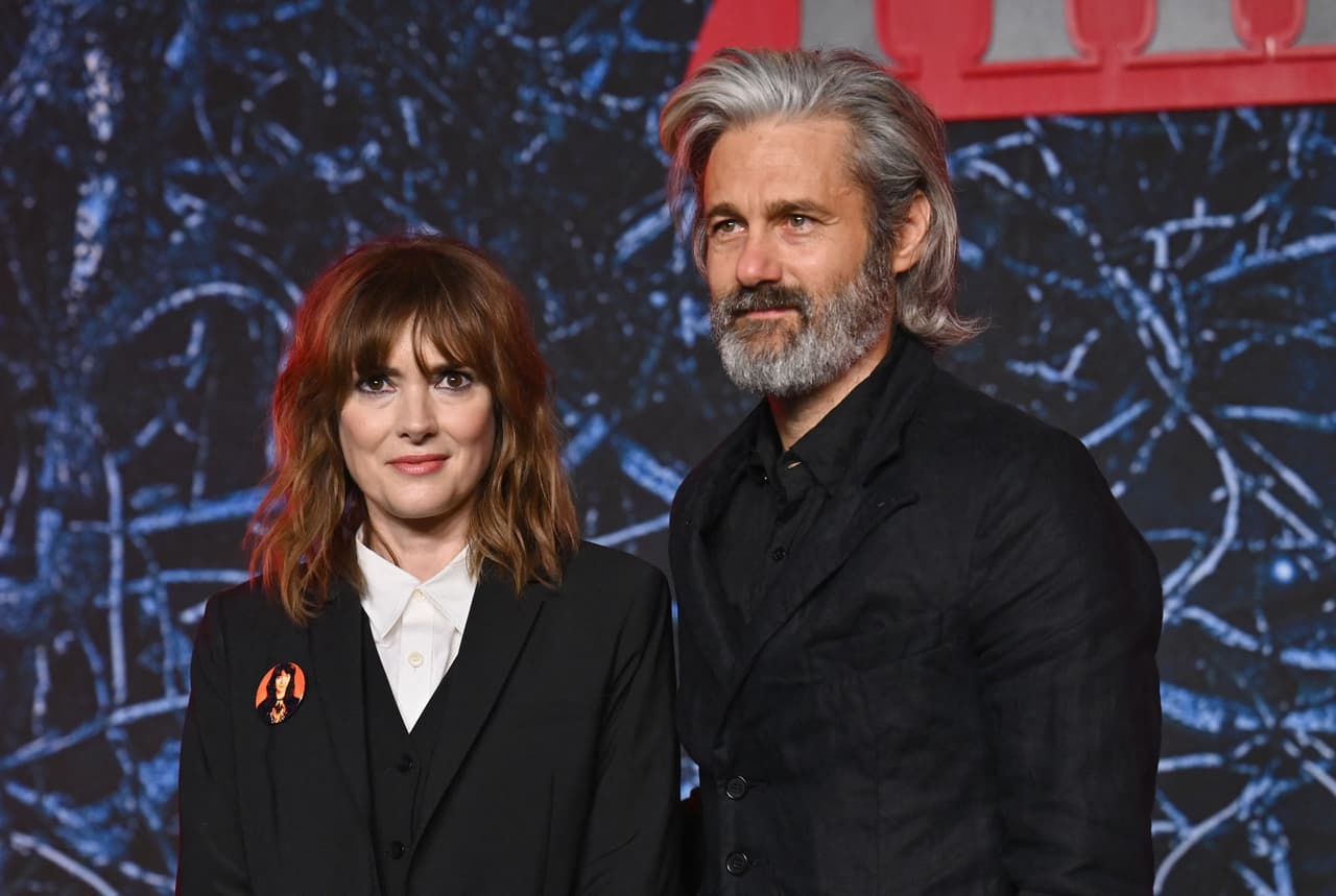A cada oportunidad, la protagonista de ‘Edward Scissorhands’ ha posado del brazo de su pareja para la red carpet de recordadas galas. Por ejemplo, en mayo de 2022, Winona y Scott acudieron a la premiere de ‘Stranger Things 4’ y se robaron la mirada de los reflectores.