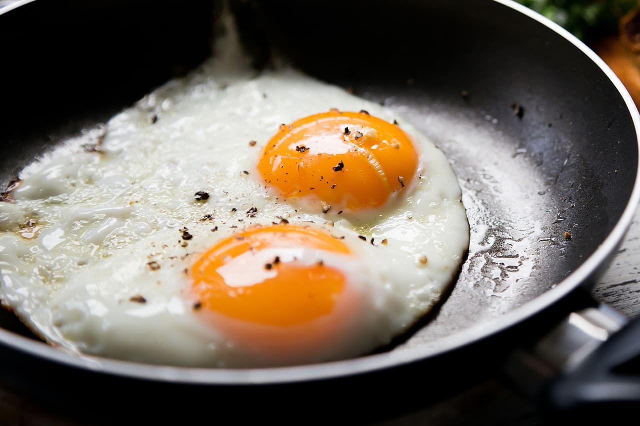 <b>Puesto 14. Huevos</b>
<br>
<br>Emisión de gases de efecto invernadero para producir un kilogramo de comida: 4.7 kilogramos de CO2.
<br>
<br>Tierra necesaria para producir un kilogramo de producto: 6.3 metros cuadrados.
<br>
<br>Agua dulce necesaria para producir un kilogramo de producto: 577.7 litros.
<br>
<br>Además de la producción de gases, la industria de los huevos es altamente contaminante para el suelo y las aguas.
<br>