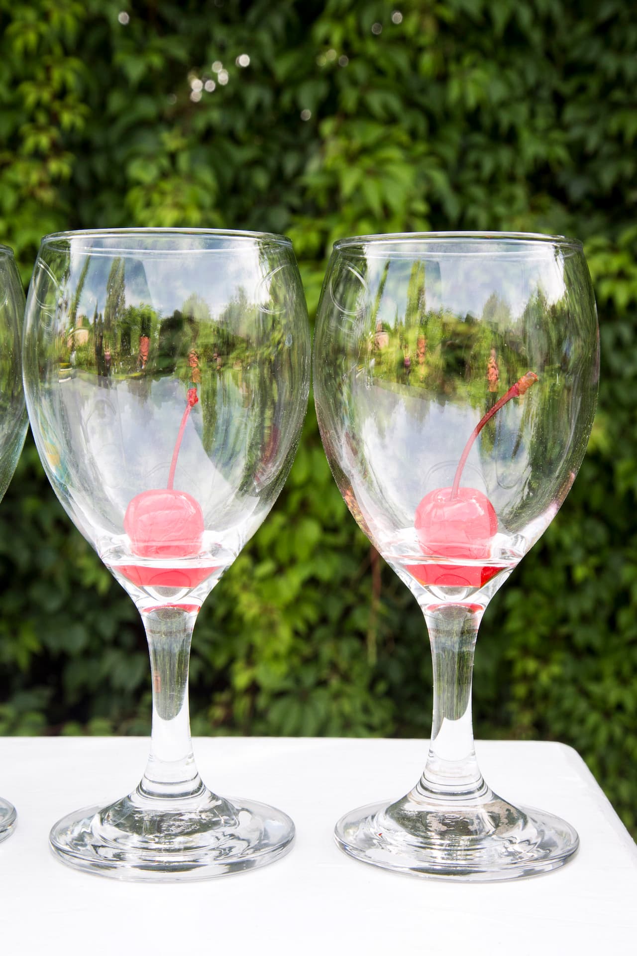 La cereza del... champán. Esta opción es sencillísima y deliciosa. Idealmente se prepara con cerezas frescas, pero si no las consigues, también puedes puedes usar cerezas en conserva que le darán un toque aún más dulce a tu brindis.