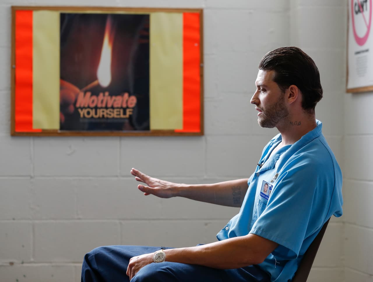 Joshua Meador está preso en el Sheridan Correctional Center y se recupera de una adicción a la heroína. Al momento de ser retratado en octubre de 2016, esperaba ser admitido en el programa Vivitrol, que ofrece a algunos reclusos la opción de recibir una 
<a href="http://www.univision.com/noticias/drogas-y-adicciones/en-contra-de-toda-evidencia-cientifica-tom-price-desacredito-una-de-las-mejores-terapias-para-tratar-la-adiccion-a-los-opioides">costosa inyección mensual </a>para ayudarlos a no recaer cuando sean liberados de la cárcel. 
<br>