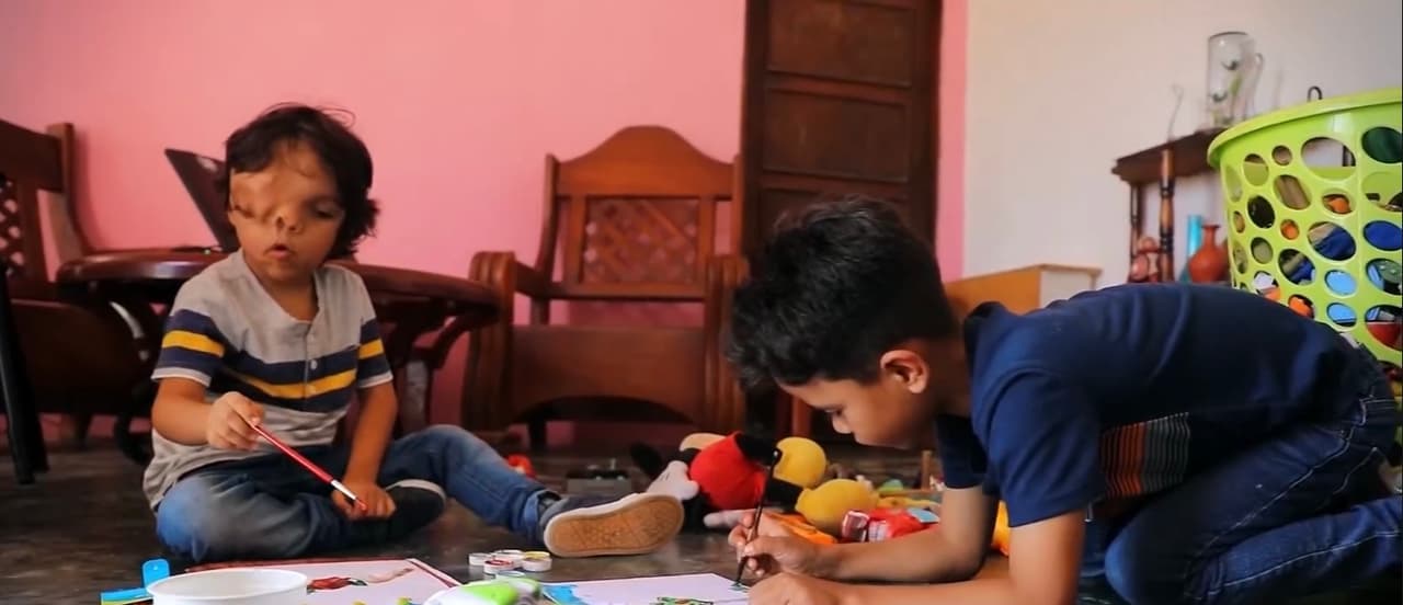 En ese tiempo, a la par de los cuidados médicos, también intentan que las burlas de las demás personas 
<b>no afecten el estado de ánimo de su hijo. </b>
<br>