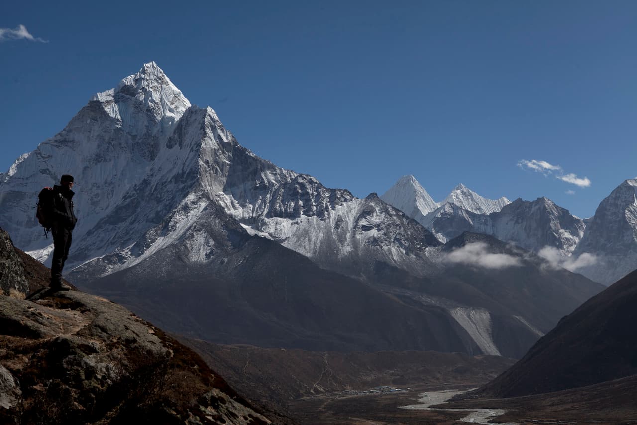 Finalmente, en el increíble Monte Éverest, la temperatura el día de hoy es de alrededor de 30 grados.