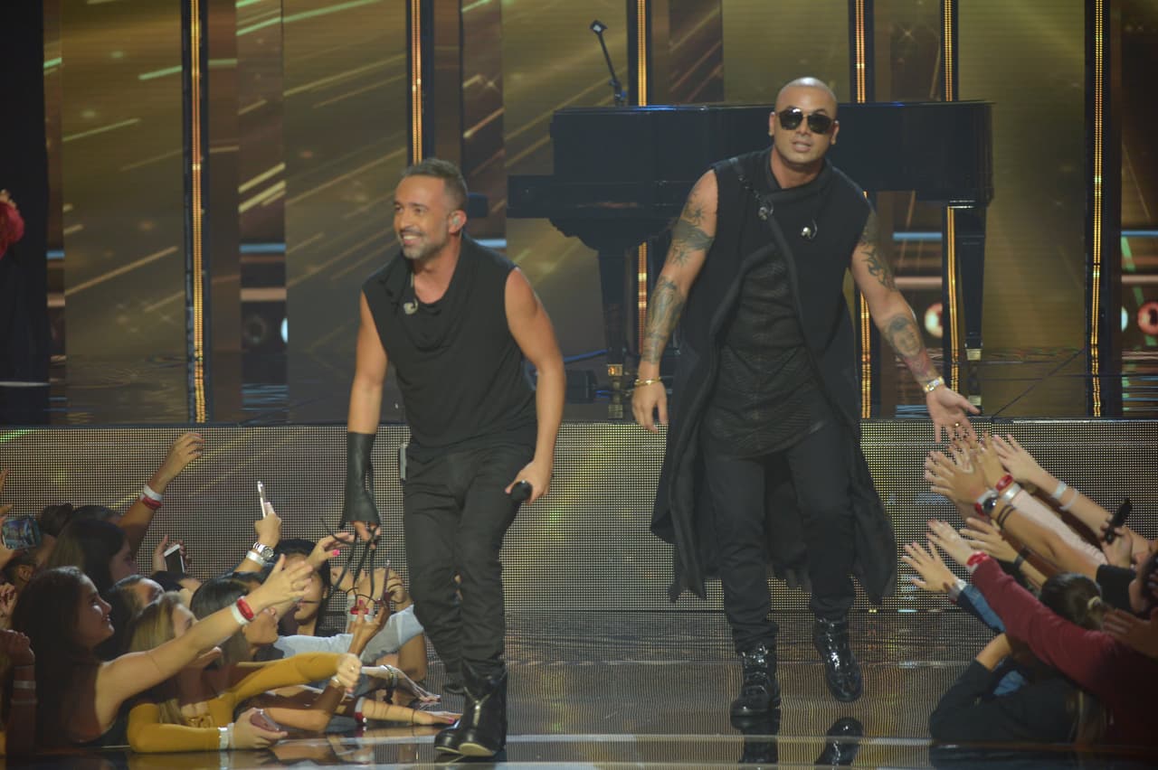 Y al final, Mario y Wisin saludando a la gente antes de regresar a su asiento de jurado.