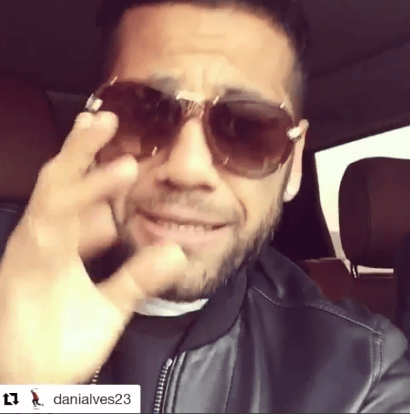 Vives también compartió un video en el que el jugador brasileño Dani Alves está cantando el pegajoso tema; él es compañero de equipo de Gerard Piqué en el Barcelona F.C.