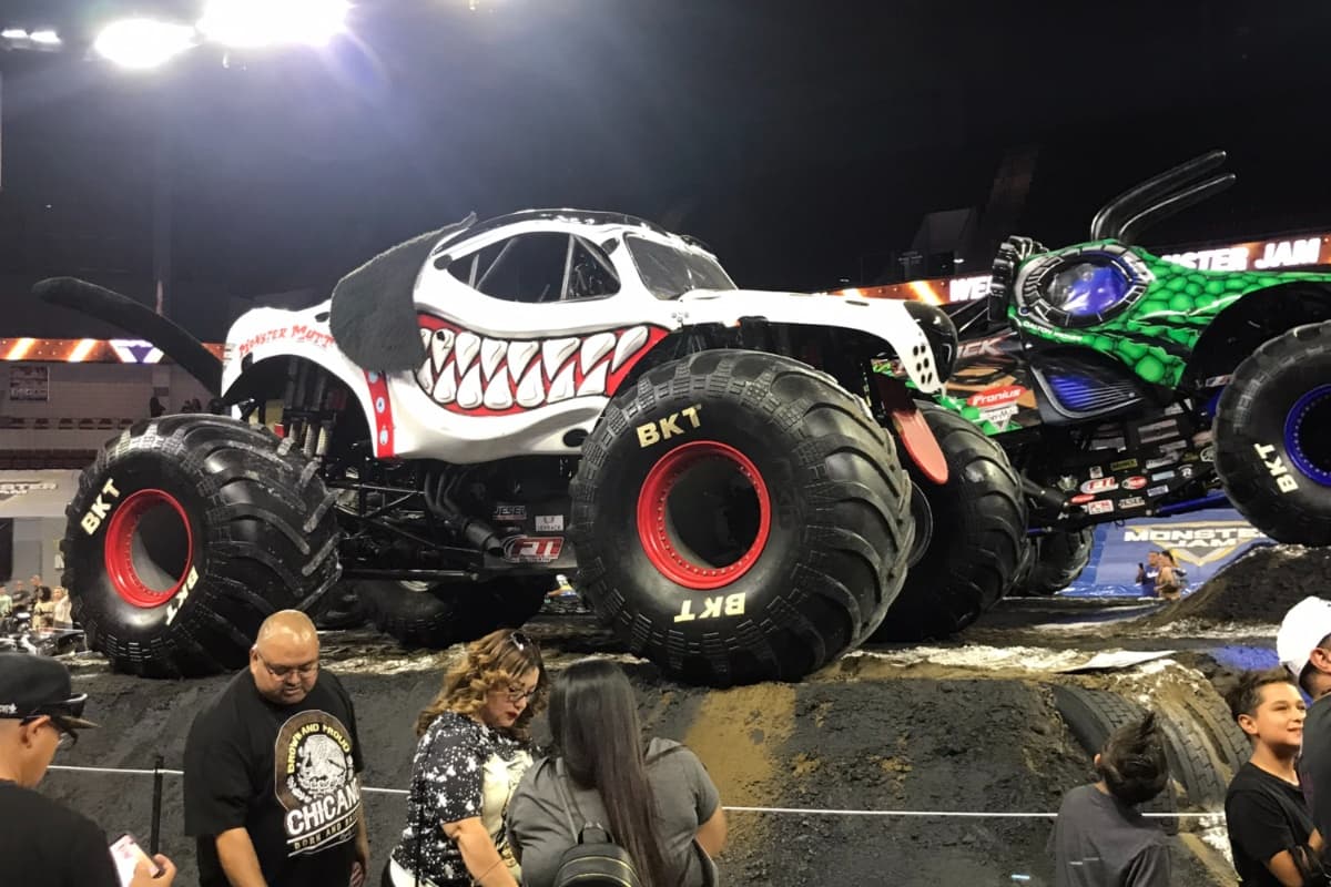 Los conductores de Monster Jam son atletas entrenados de clase mundial que tienen la destreza para controlar máquinas de 12,000 libras que se voltean, avanzan en dos ruedas y realizan carreras a velocidades de hasta 70 millas por hora.