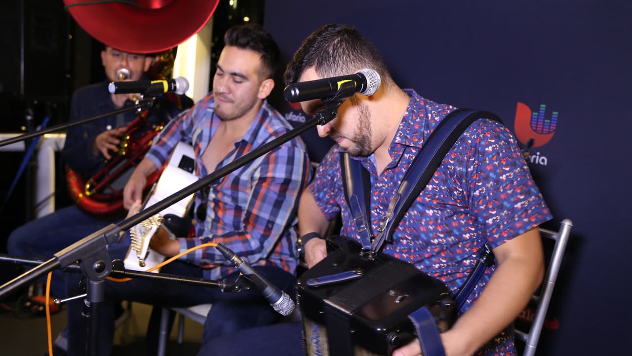 Raúl 'El Pelón', Carla Medrano y El Feo premiaron a sus oyentes con una noche inolvidable al lado de Calibre 50 en un bote privado.