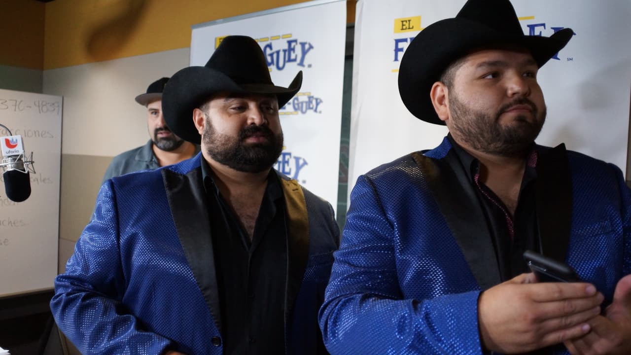 Los tres locutores se la pasaron 🎶 "fine, fine, fine, very good, very good, very good, very, very, very, very good" 🎶 con Los Rieleros de Norte.