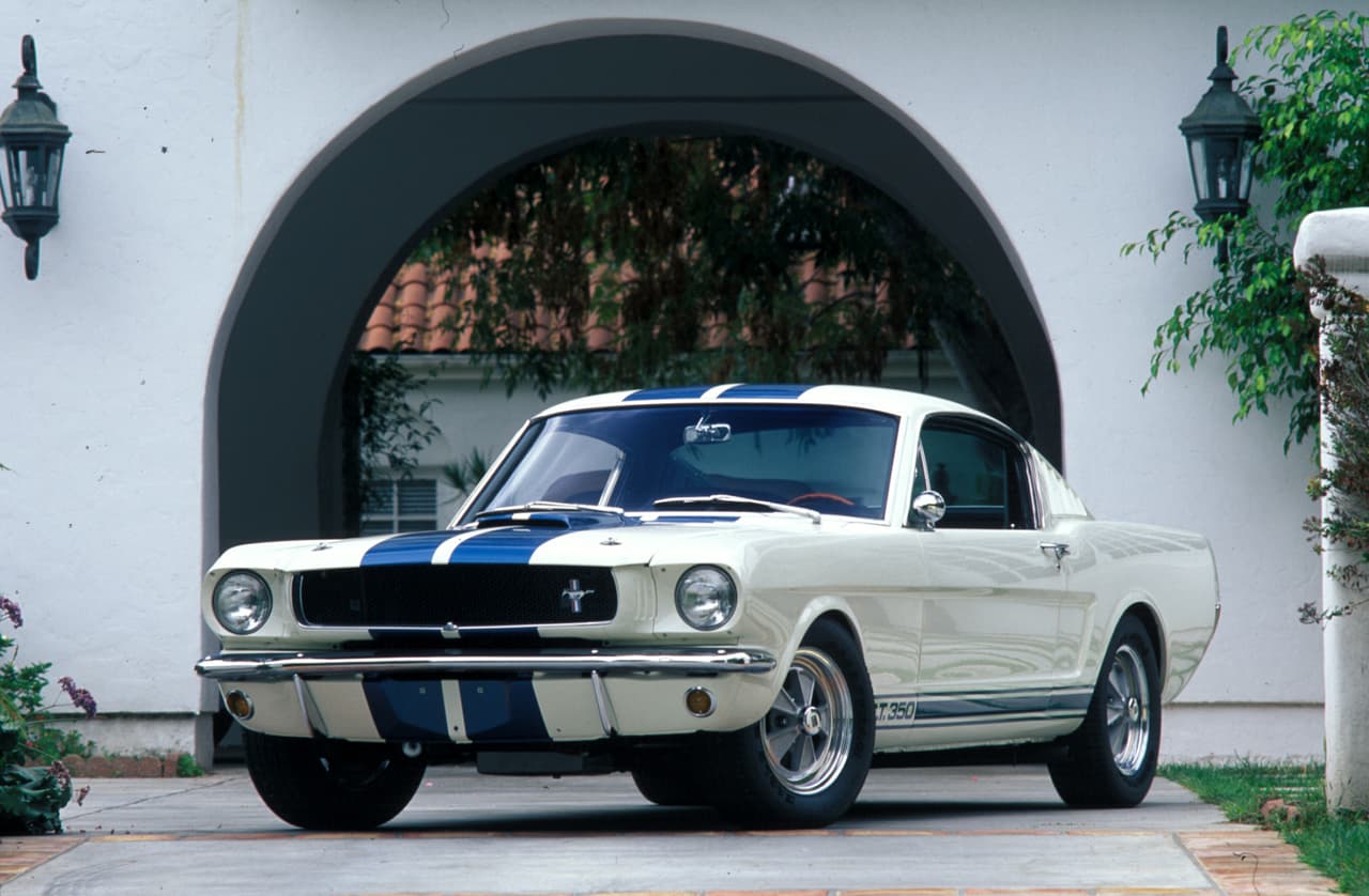 En 1966 Shelby American comenzó la producción del los Mustang-Shelby. El primer modelo fue el 
<b>Shelby GT 350</b>, el primer Mustang de alta potencia y un auto que ayudó a cimentar la reputación del Mustang como un auto poderoso. La realidad era que el Mustang era tremendamente versátil y podía ser adquirido con motores de 6 cilindros, V8s regulares, V8s de alto desarrollo y claro está, como las bestias de Shelby.