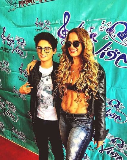 “Cuando el chavo llega [a la escuela] y se hace la bolita, yo le dije: 'Chance tiene cuadros así porque está orgullosa de su cuerpo y porque está feliz de estar así’”, relató sobre lo sucedido.