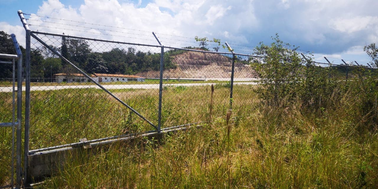 In April 2016 the government inaugurated a small, local airport on the outskirts of town as part of a national tourist plan to link major cities with the nearby famous ancient Mayan ruins of Copan. But the tourists never came.
