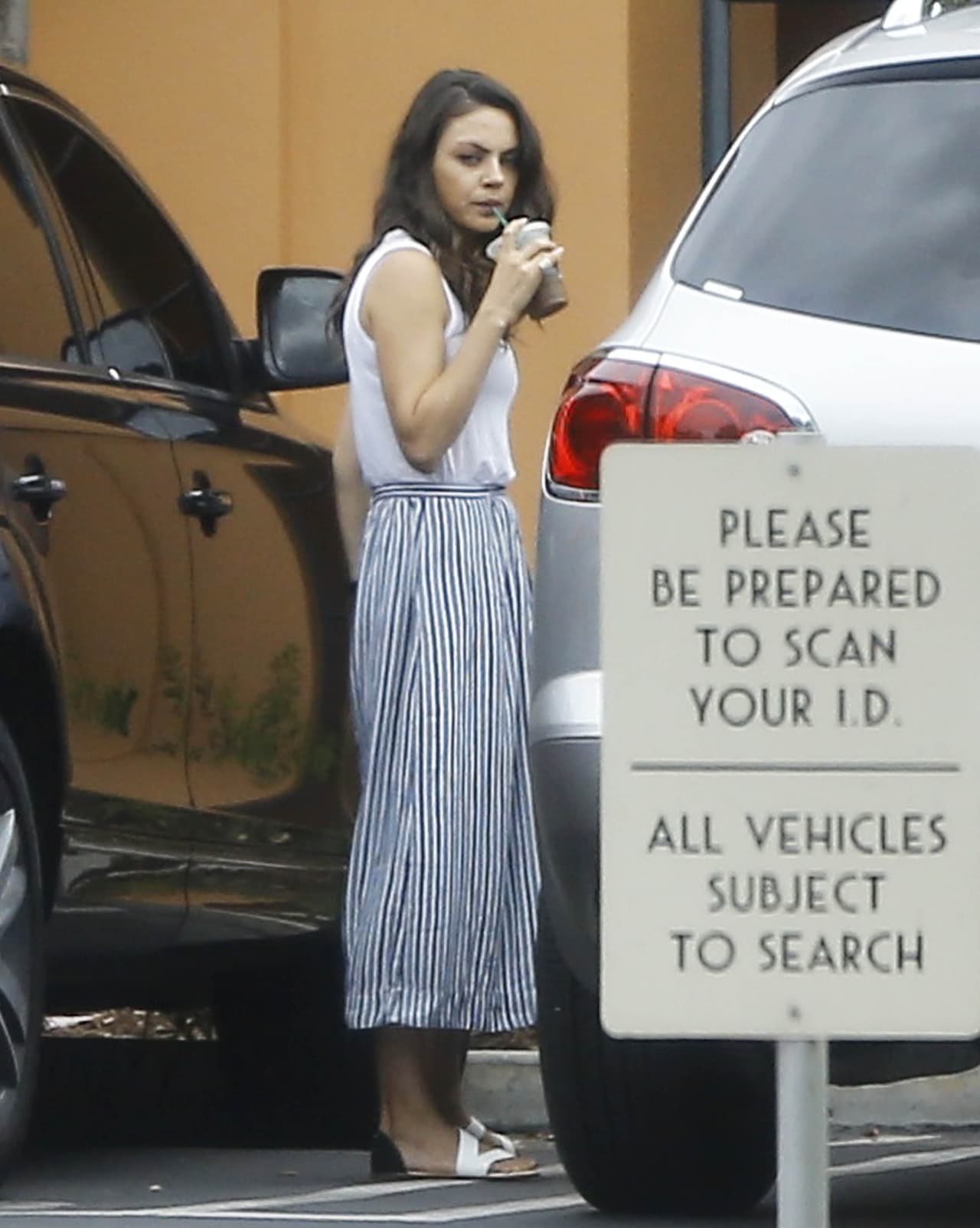 En esta ocasión la vimos lucir un atuendo bastante 'chic' y fresco.