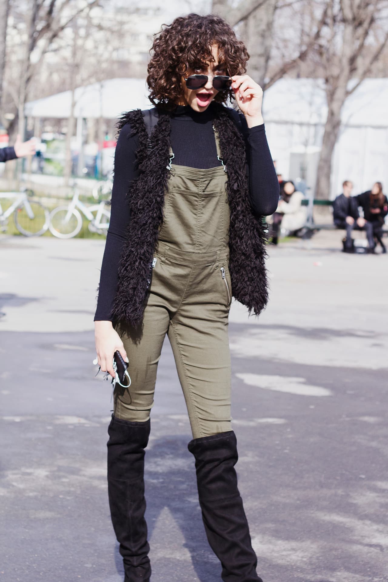 Si te parece impensable usarlas con una super minifalda, la forma como las llevan las amantes de la moda en la calle también te puede dar ideas. Arriésgate poniéndolas encima de overoles o jeans ajustados y verás que no pierden su encanto. /Foto: Francesca Beltrán