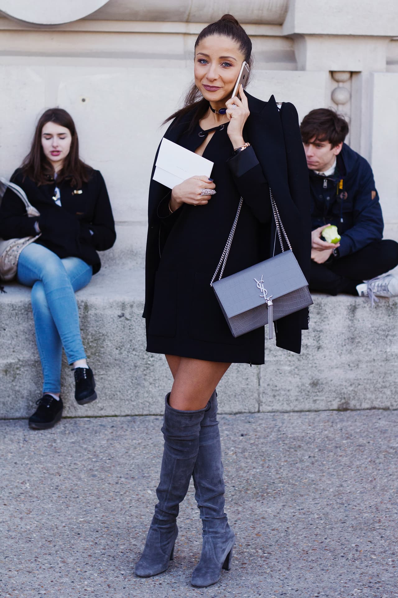 Tienes que conocer muy bien tu cuerpo para que no haya equivocaciones. Si crees que tienes muslos muy anchos entonces evita llevar estas botas con faldas muy ajustas, opta más bien por piezas que se abran, tengan vuelo o creen una línea en A que hará que todo se vea más ligero. /Foto: Francesca Beltrán