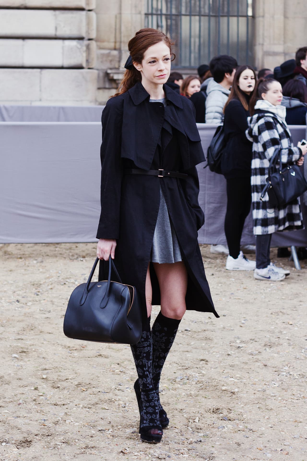 Las que de ninguna manera quieren invertir un montón de dinero en una prenda que no saben si van a usar más de una vez, pueden hacer como esta transeúnte de París durante el Fashion Week, que optó por crear el mismo efecto, pero con unas medias de lana largas. /Foto: Francesca Beltrán