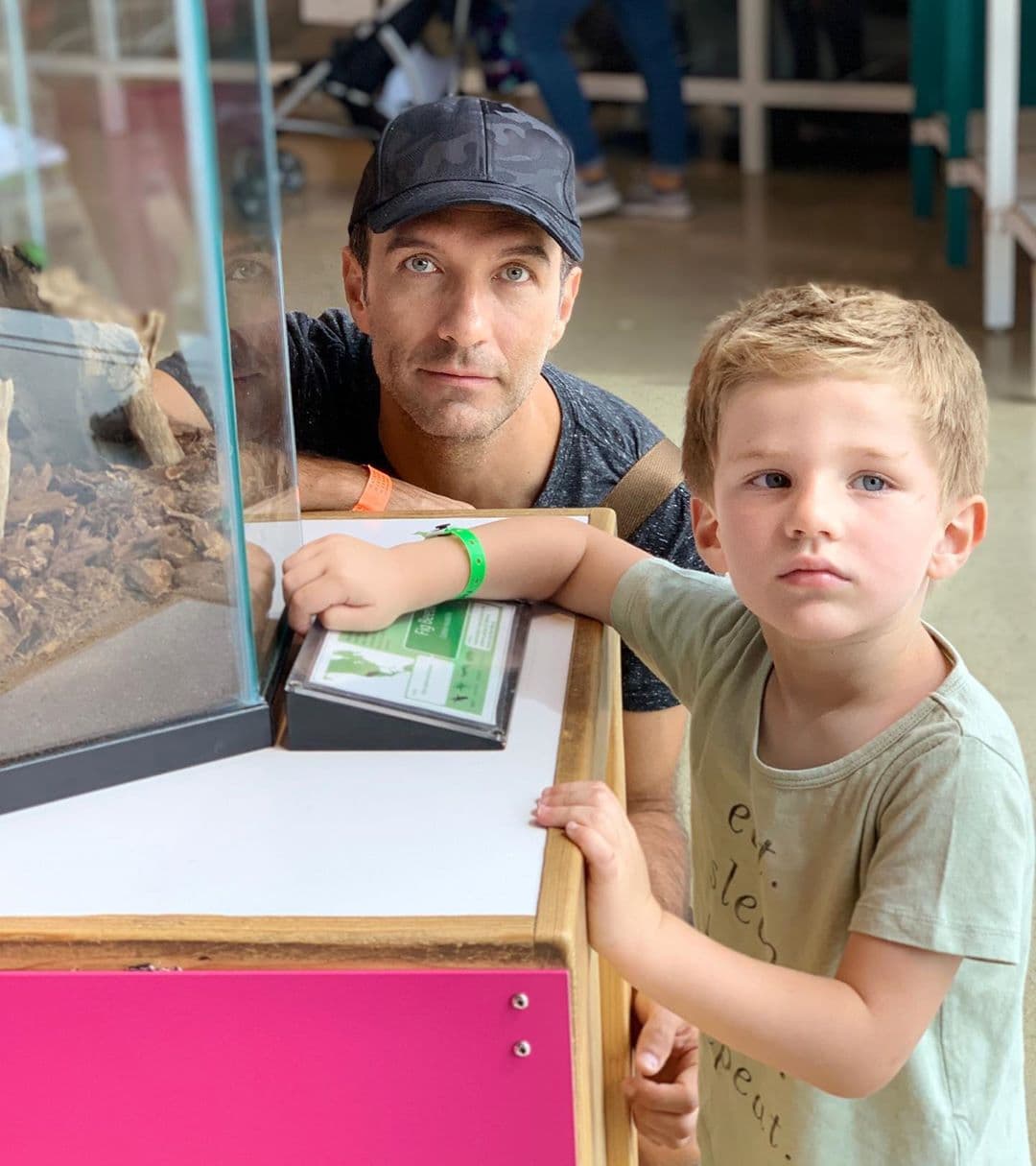 Andrés tiene 4 años y es hijo de Sandra Echeverría y el cantante Leonardo de Lozanne.