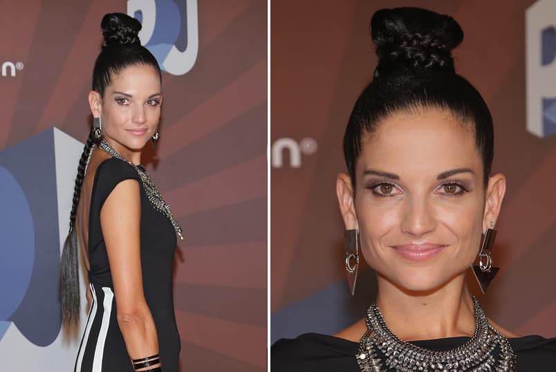 Las que tienen el cabello extra largo o les encanta usar extensiones, quizá este peinado de Natalia Jiménez les podría quedar perfecto. Al frente un chongo con una trenza que termina en la cintura un poco suelta.