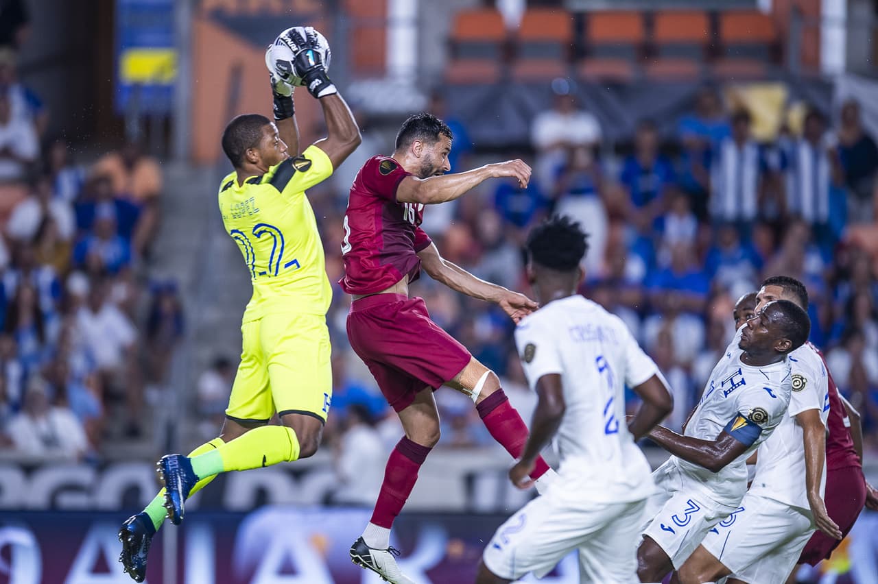 las anotaciones de Homan Ahmed y Abdelaziz Hatem le dan la victoria a Qatar 2-0 sobre Honduras y aseguran el liderato de su grupo.