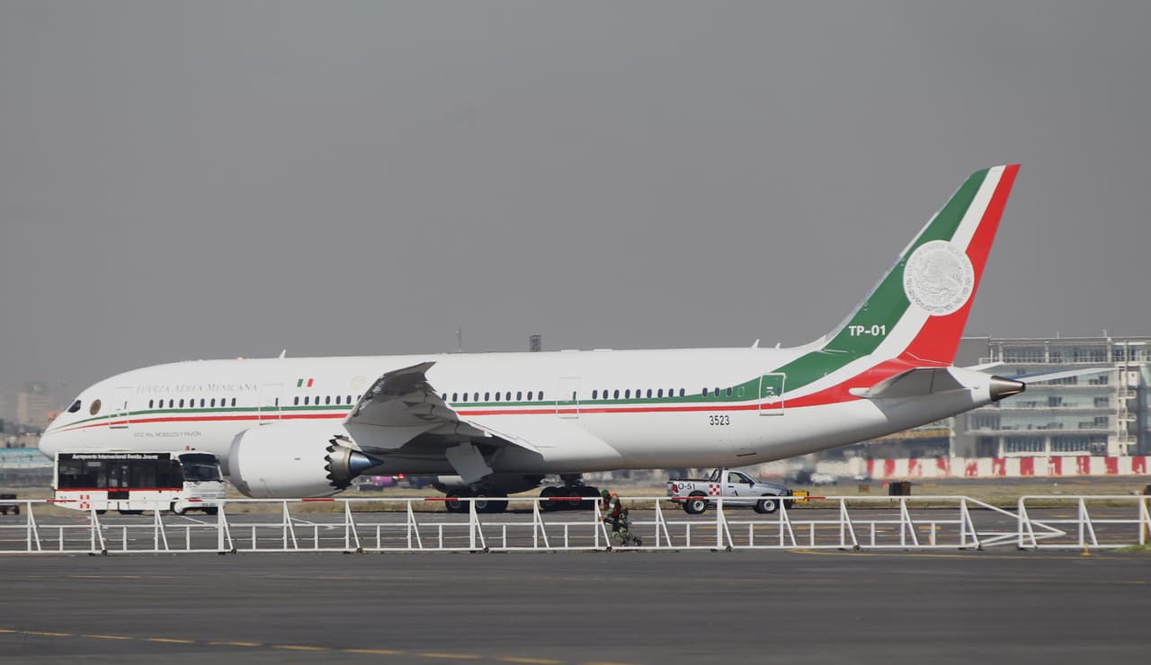 El avión presidencial de México es un Boeing 787-8, de 187 pies (57 metros) de largo y 187 pies (60 metros) de ancho. Partió hacia Victorville, California, donde permanecerá en un hangar del fabricante hasta que tenga un nuevo dueño.