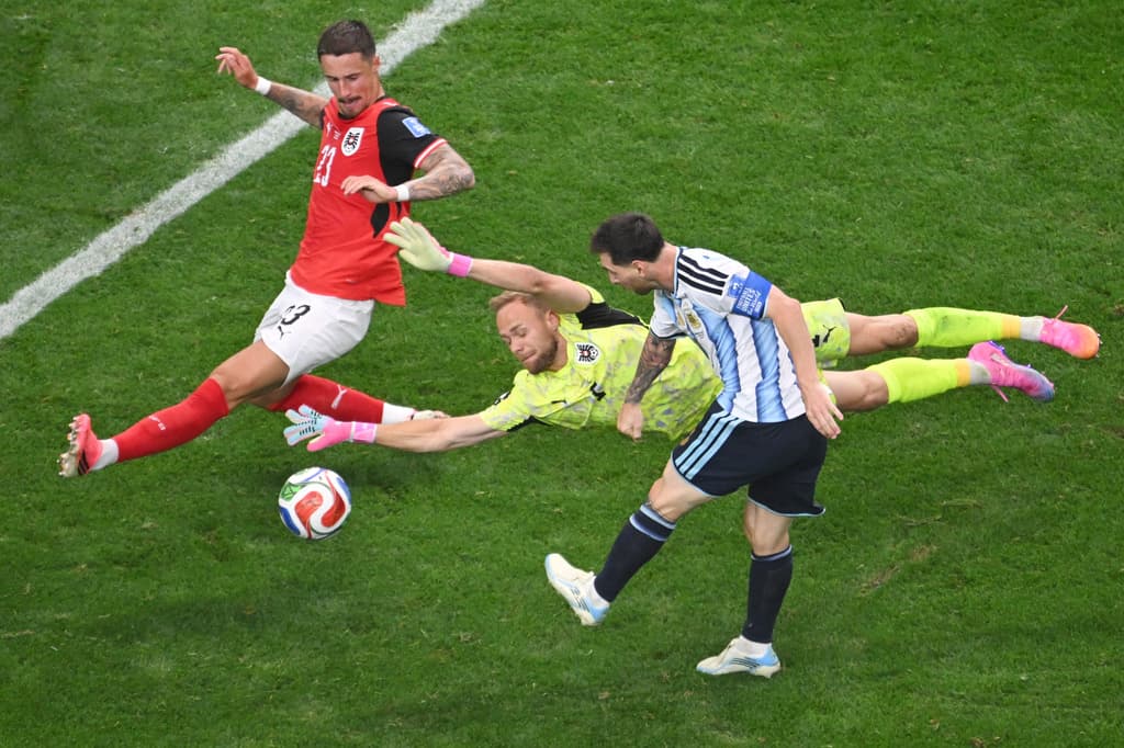 Messi tira para marcar el segundo gol, venciendo al defensa y al portero de Austria.