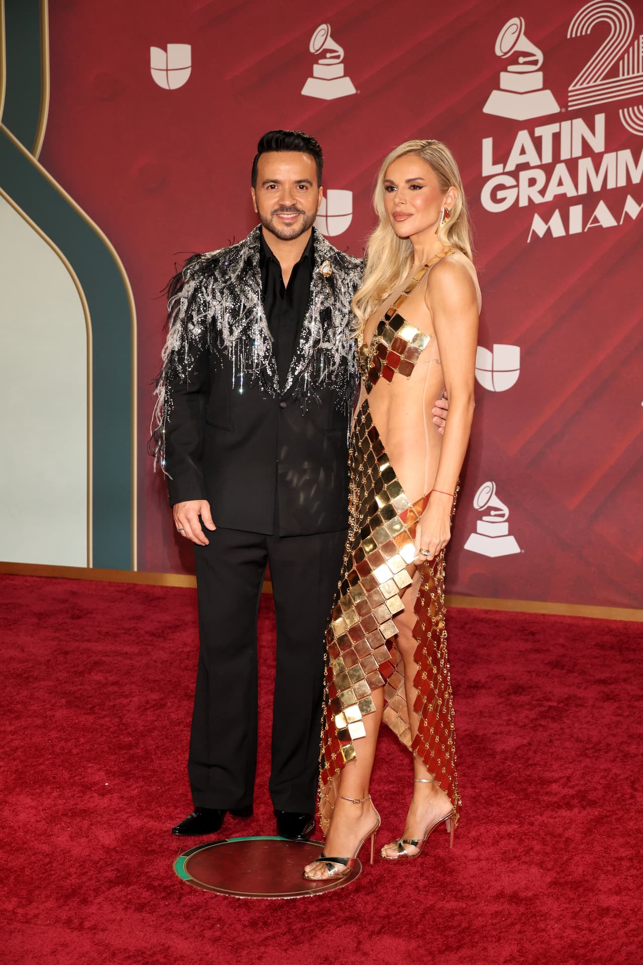 <b>Luis Fonsi y Águeda López </b>
<br>
<br>El cantante y su esposa se robaron miradas en su paso por la 25 edición de los Latin GRAMMY.